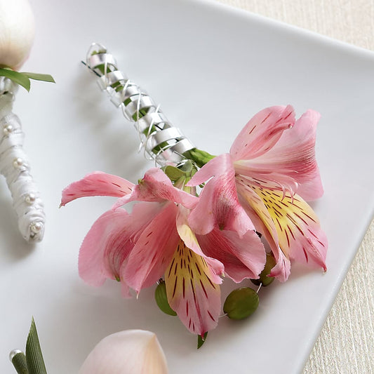 Boutonnière de lys roses du Pérou